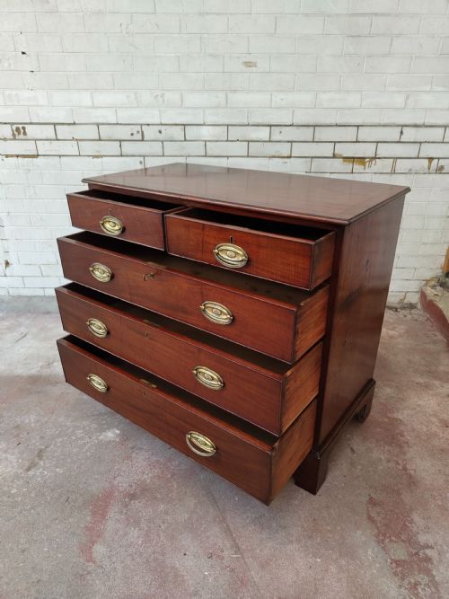 A GOOD ANTIQUE GEORGIAN MAHOGANY CHEST OF DRAWERS - ADDITIONAL PHOTO 9