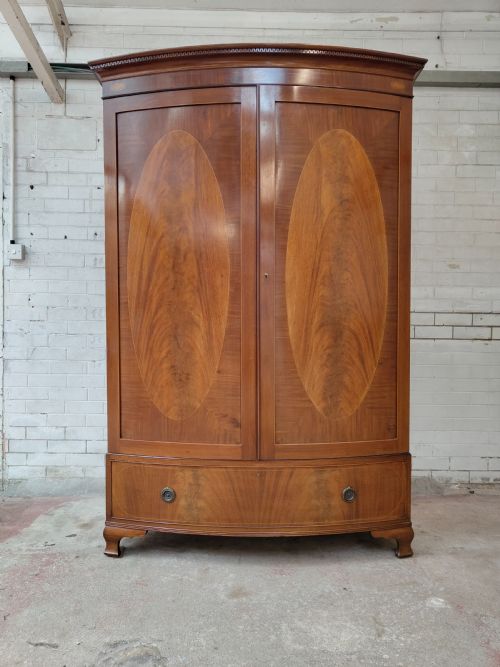 ANTIQUE EDWARDIAN SOLID MAHOGANY BOW FRONTED DOUBLE WARDROBE - ADDITIONAL PHOTO 13