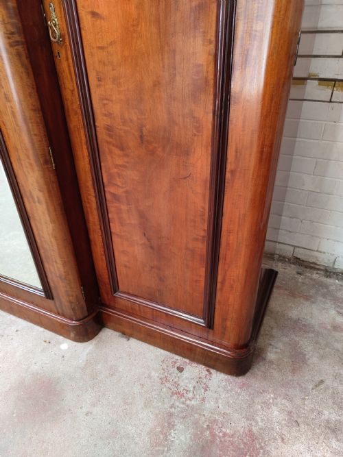 ANTIQUE VICTORIAN SOLID MAHOGANY TRIPLE WARDROBE ARMOIRE COMPACTUM - ADDITIONAL PHOTO 2