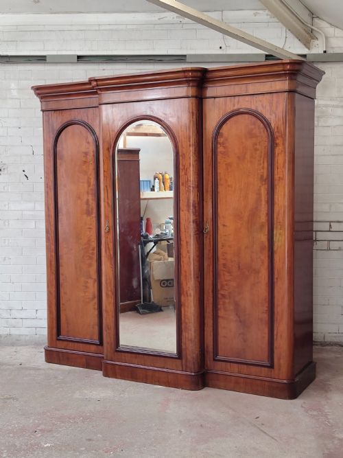 ANTIQUE VICTORIAN SOLID MAHOGANY TRIPLE WARDROBE ARMOIRE COMPACTUM - ADDITIONAL PHOTO 8
