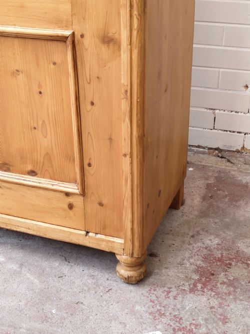 ANTIQUE LATE 19TH CENTURY SOLID PINE SINGLE DWARF WARDROBE ARMOIRE COMPACTUM - ADDITIONAL PHOTO 2