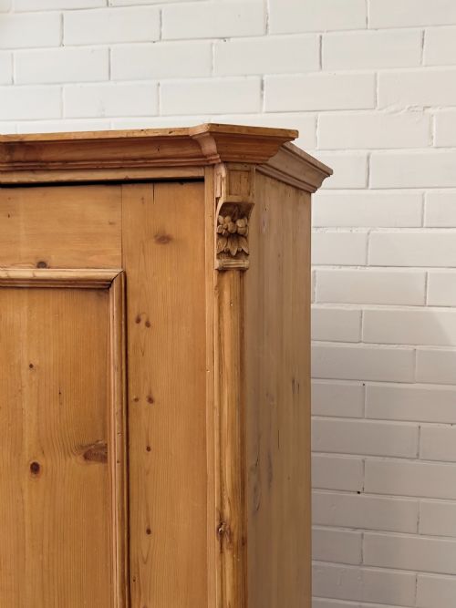 ANTIQUE LATE 19TH CENTURY SOLID PINE SINGLE DWARF WARDROBE ARMOIRE COMPACTUM - ADDITIONAL PHOTO 1
