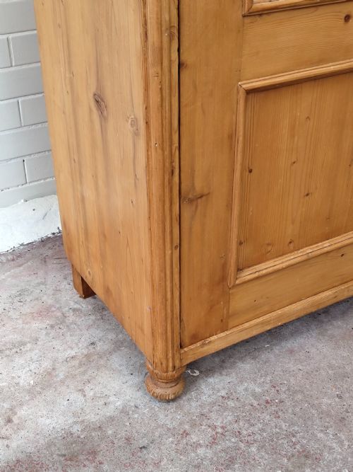 ANTIQUE LATE 19TH CENTURY SOLID PINE SINGLE DWARF WARDROBE ARMOIRE COMPACTUM - ADDITIONAL PHOTO 3