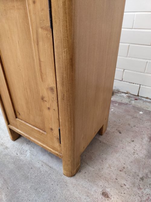 ANTIQUE EARLY 20TH CENTURY PAIR OF SOLID PINE FRENCH BEDSIDE TABLES CUPBOARDS - ADDITIONAL PHOTO 1