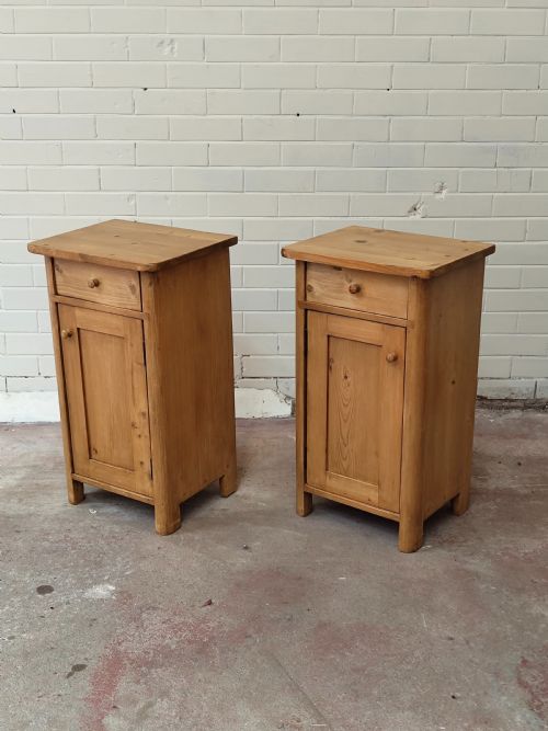 ANTIQUE EARLY 20TH CENTURY PAIR OF SOLID PINE FRENCH BEDSIDE TABLES CUPBOARDS - ADDITIONAL PHOTO 2