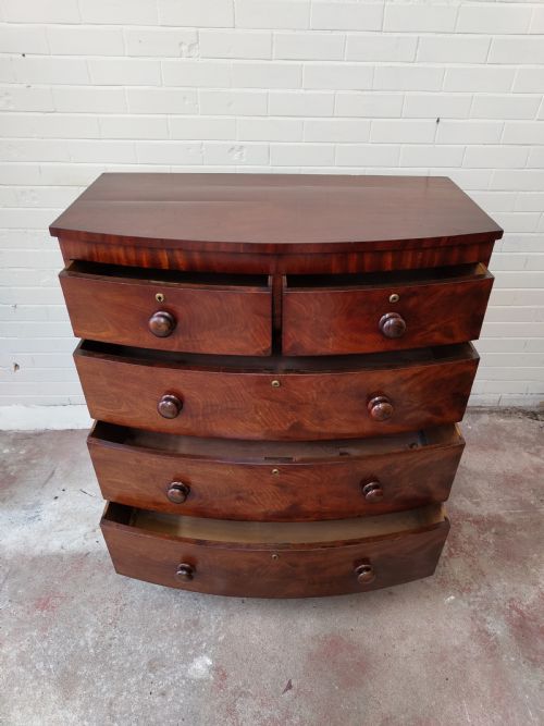 ANTIQUE EARLY VICTORIAN LATE REGENCY MAHOGANY BOW FRONT CHEST FOR DRAWERS - ADDITIONAL PHOTO 9