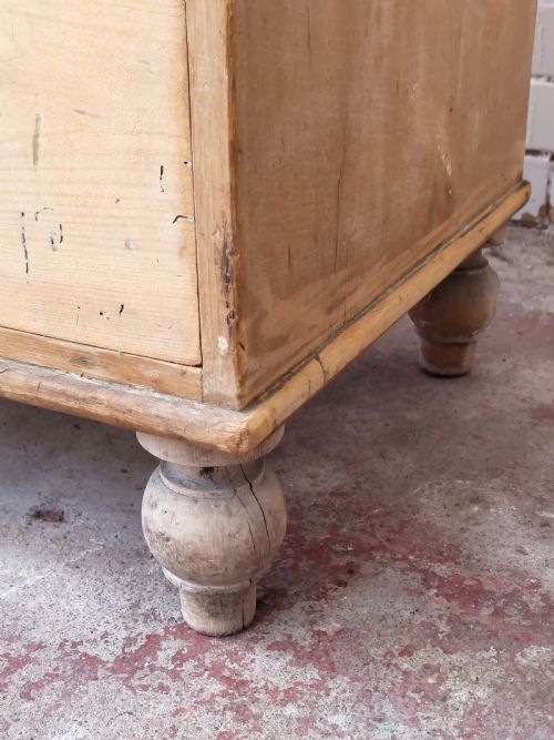 DIMINUTIVE ANTIQUE VICTORIAN SOLID PINE COUNTRY HOUSE CHEST OF DRAWERS - ADDITIONAL PHOTO 9