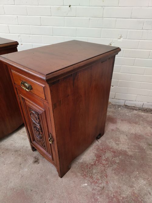 ANTIQUE PAIR OF EDWARDIAN SOLID WALNUT BEDSIDE CABINETS CUPBOARDS TABLES - ADDITIONAL PHOTO 2