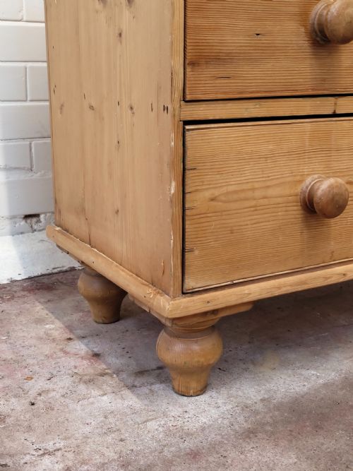 DIMINUTIVE ANTIQUE VICTORIAN COUNTRY HOUSE PINE CHEST OF DRAWERS - ADDITIONAL PHOTO 2