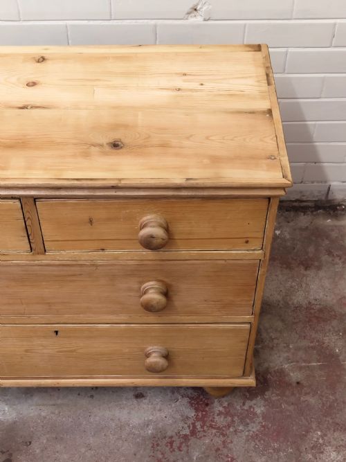 DIMINUTIVE ANTIQUE VICTORIAN COUNTRY HOUSE PINE CHEST OF DRAWERS - ADDITIONAL PHOTO 5