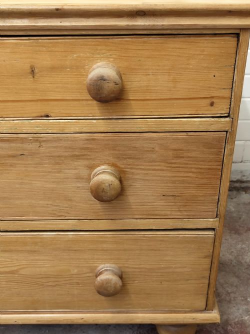 DIMINUTIVE ANTIQUE VICTORIAN COUNTRY HOUSE PINE CHEST OF DRAWERS - ADDITIONAL PHOTO 8