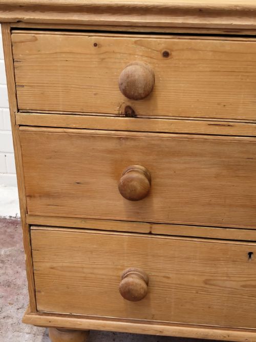 DIMINUTIVE ANTIQUE VICTORIAN COUNTRY HOUSE PINE CHEST OF DRAWERS - ADDITIONAL PHOTO 13