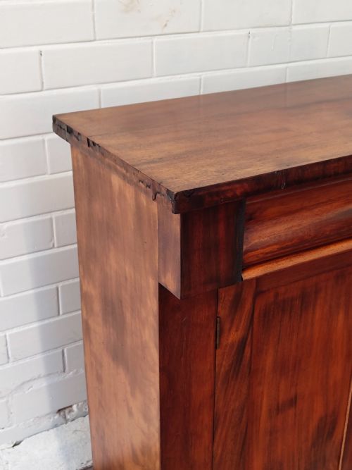 DIMINUTIVE ANTIQUE REGENCY EARLY VICTORIAN MAHOGANY CHIFFONIER CABINET - ADDITIONAL PHOTO 12