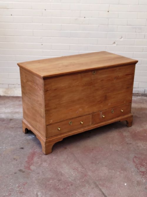 DIMINUTIVE ANTIQUE GEORGIAN SOLID PINE MULE CHEST BLANKET BOX - ADDITIONAL PHOTO 5