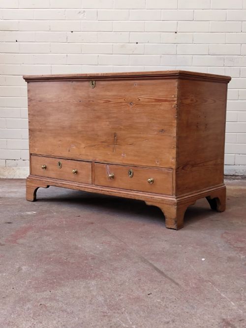 DIMINUTIVE ANTIQUE GEORGIAN SOLID PINE MULE CHEST BLANKET BOX - ADDITIONAL PHOTO 2