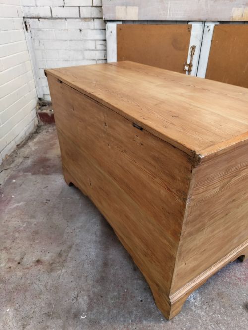 DIMINUTIVE ANTIQUE GEORGIAN SOLID PINE MULE CHEST BLANKET BOX - ADDITIONAL PHOTO 4