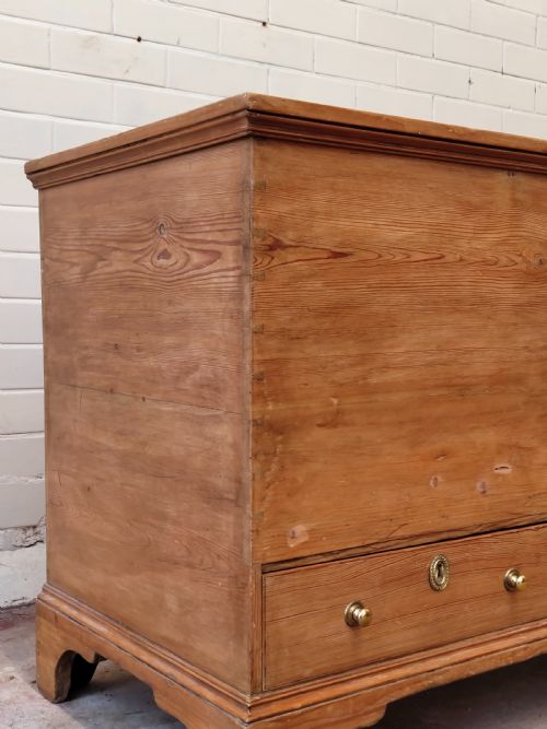 DIMINUTIVE ANTIQUE GEORGIAN SOLID PINE MULE CHEST BLANKET BOX - ADDITIONAL PHOTO 6