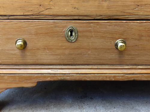 DIMINUTIVE ANTIQUE GEORGIAN SOLID PINE MULE CHEST BLANKET BOX - ADDITIONAL PHOTO 7