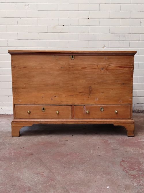 DIMINUTIVE ANTIQUE GEORGIAN SOLID PINE MULE CHEST BLANKET BOX - ADDITIONAL PHOTO 8