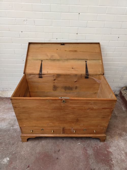 DIMINUTIVE ANTIQUE GEORGIAN SOLID PINE MULE CHEST BLANKET BOX - ADDITIONAL PHOTO 10