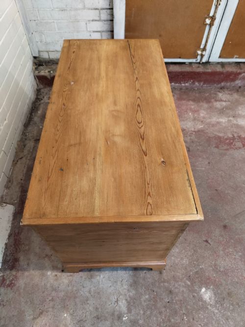 DIMINUTIVE ANTIQUE GEORGIAN SOLID PINE MULE CHEST BLANKET BOX - ADDITIONAL PHOTO 11