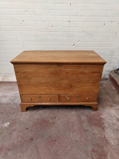 DIMINUTIVE ANTIQUE GEORGIAN SOLID PINE MULE CHEST BLANKET BOX - ADDITIONAL PHOTO 12