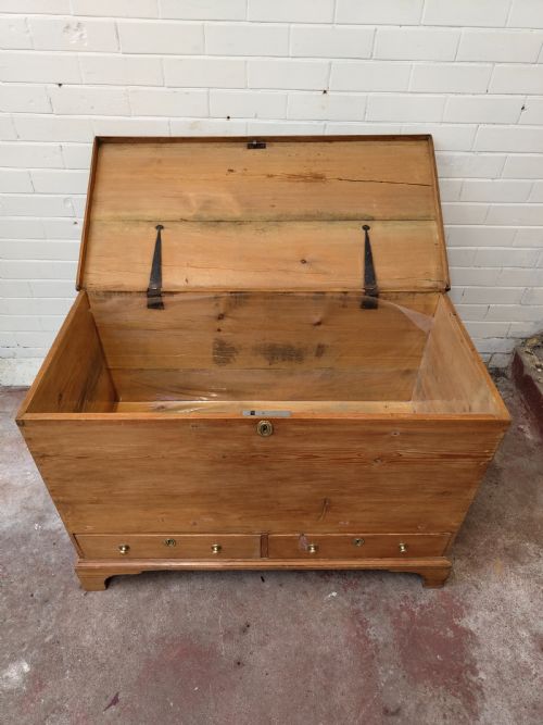 DIMINUTIVE ANTIQUE GEORGIAN SOLID PINE MULE CHEST BLANKET BOX - ADDITIONAL PHOTO 13