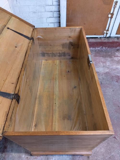DIMINUTIVE ANTIQUE GEORGIAN SOLID PINE MULE CHEST BLANKET BOX - ADDITIONAL PHOTO 14