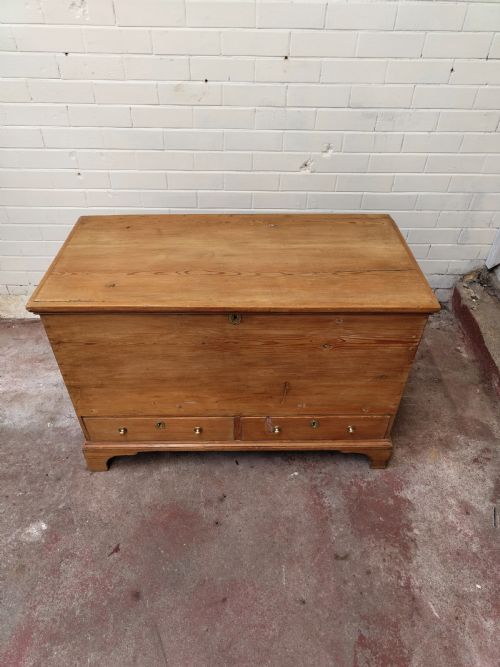DIMINUTIVE ANTIQUE GEORGIAN SOLID PINE MULE CHEST BLANKET BOX - ADDITIONAL PHOTO 17
