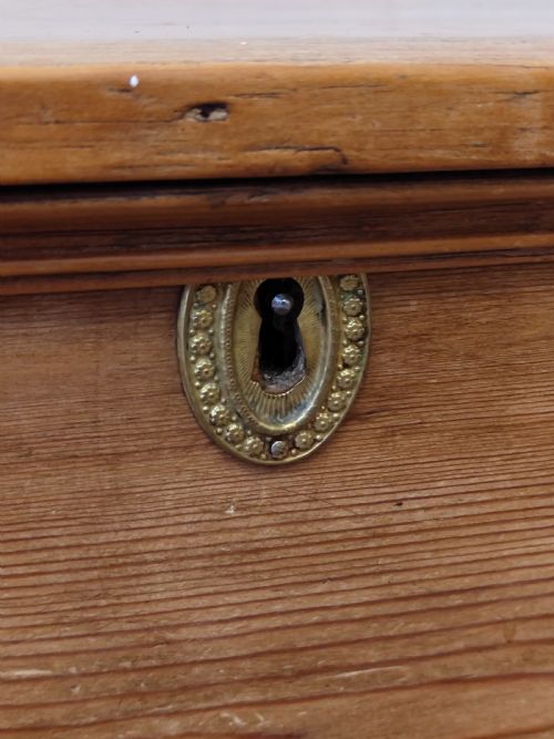 DIMINUTIVE ANTIQUE GEORGIAN SOLID PINE MULE CHEST BLANKET BOX - ADDITIONAL PHOTO 19