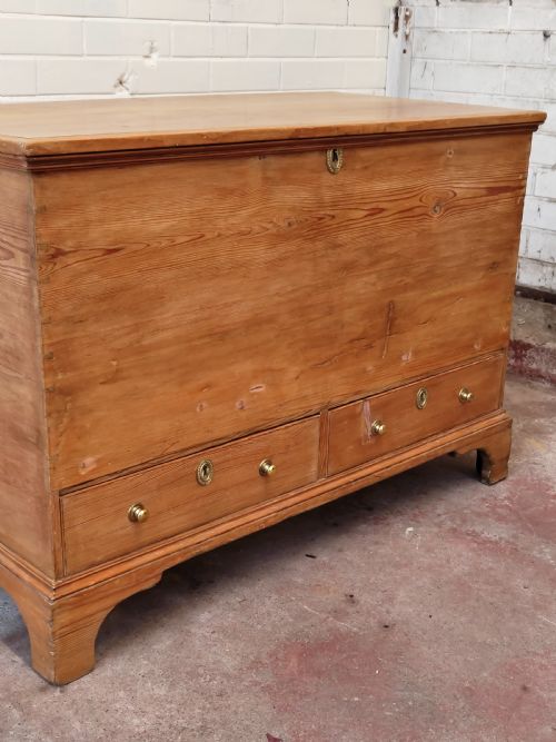 DIMINUTIVE ANTIQUE GEORGIAN SOLID PINE MULE CHEST BLANKET BOX - ADDITIONAL PHOTO 20