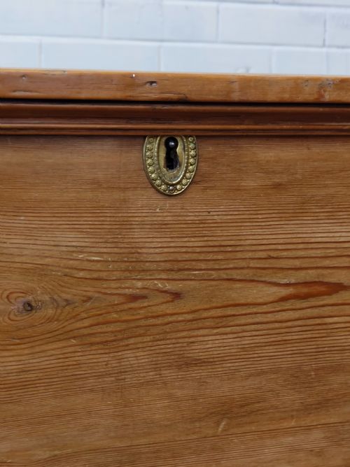 DIMINUTIVE ANTIQUE GEORGIAN SOLID PINE MULE CHEST BLANKET BOX - ADDITIONAL PHOTO 21