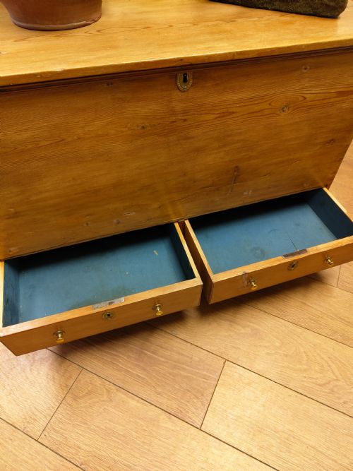 DIMINUTIVE ANTIQUE GEORGIAN SOLID PINE MULE CHEST BLANKET BOX - ADDITIONAL PHOTO 1