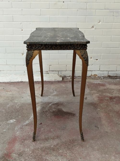 DIMINUTIVE VINTAGE FRENCH GILTWOOD FAUX MARBLE TOP CONSOLE SIDE TABLE - ADDITIONAL PHOTO 3