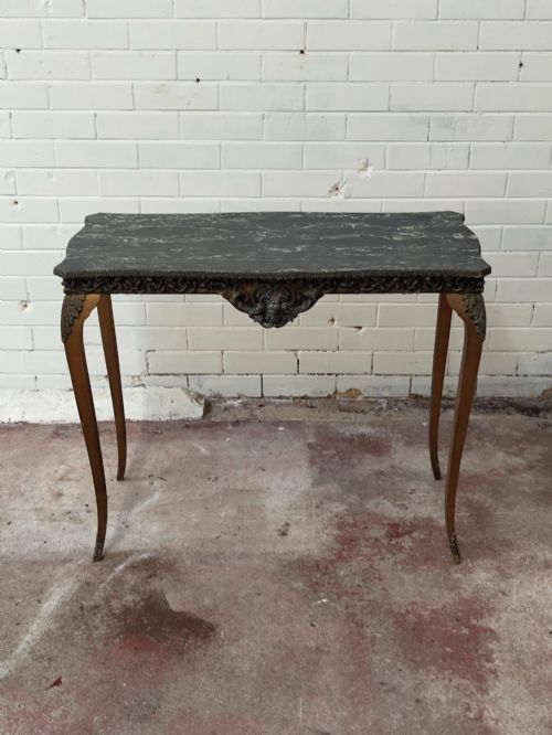 DIMINUTIVE VINTAGE FRENCH GILTWOOD FAUX MARBLE TOP CONSOLE SIDE TABLE - ADDITIONAL PHOTO 10