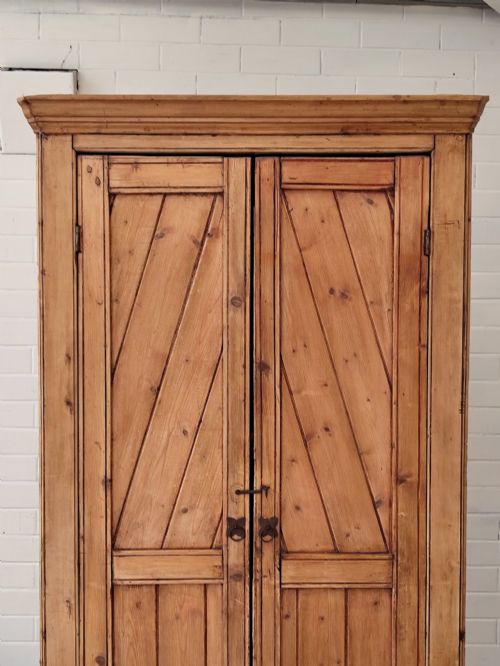ANTIQUE PITCH PINE CORNER WARDROBE CUPBOARD - ADDITIONAL PHOTO 4
