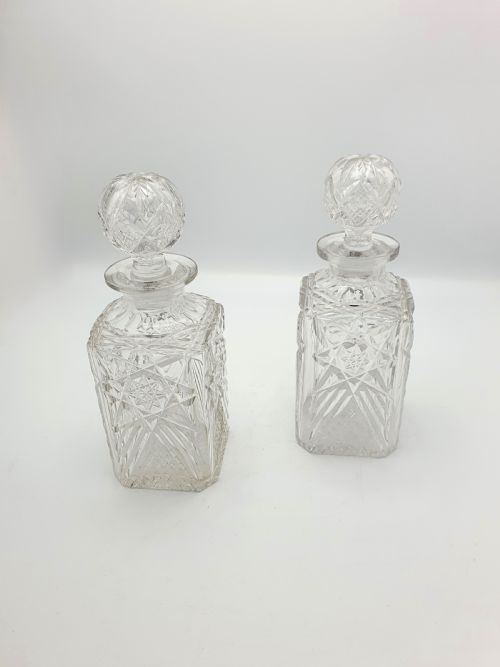 PAIR OF EDWARDIAN CUT GLASS SPIRIT DECANTERS CIRCA 1905 - ADDITIONAL PHOTO 2