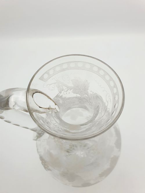 GORGEOUS ANTIQUE VICTORIAN ETCHED GLASS WINE JUG WITH GRAPE VINE MOTIF CIRCA 1890 - ADDITIONAL PHOTO 2