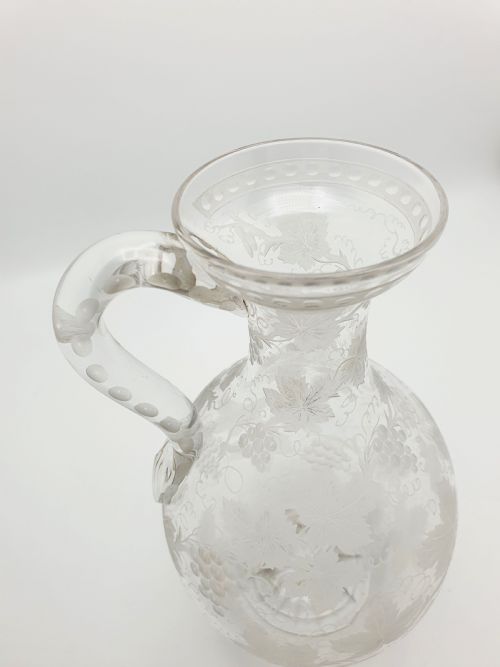 GORGEOUS ANTIQUE VICTORIAN ETCHED GLASS WINE JUG WITH GRAPE VINE MOTIF CIRCA 1890 - ADDITIONAL PHOTO 4