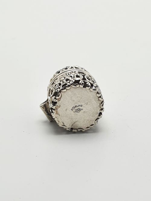 LOVELY ANTIQUE STERLING SILVER COTTON HOLDER WITH PIERCED FLORAL SCROLLWORK CIRCA 1900 - ADDITIONAL PHOTO 3