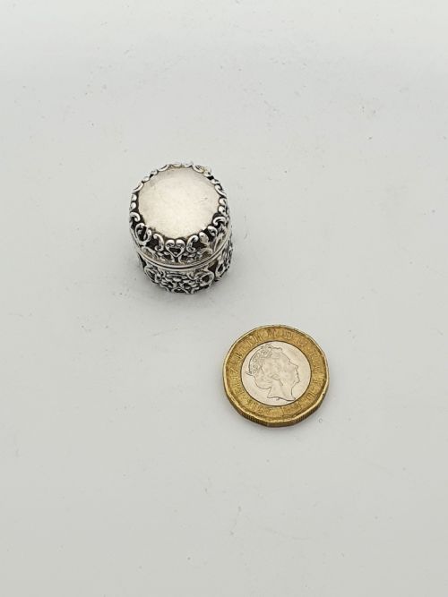 LOVELY ANTIQUE STERLING SILVER COTTON HOLDER WITH PIERCED FLORAL SCROLLWORK CIRCA 1900 - ADDITIONAL PHOTO 4