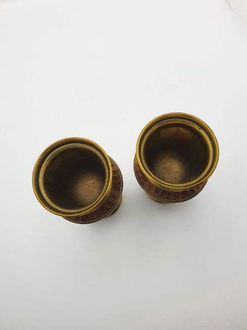 GORGEOUS PAIR OF ANTIQUE FRENCH COPPER BRASS URNS WITH CHASED FLORAL DECORATION CIRCA 1900 - ADDITIONAL PHOTO 3