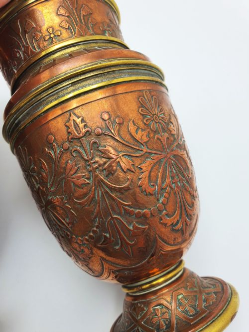 GORGEOUS PAIR OF ANTIQUE FRENCH COPPER BRASS URNS WITH CHASED FLORAL DECORATION CIRCA 1900 - ADDITIONAL PHOTO 6