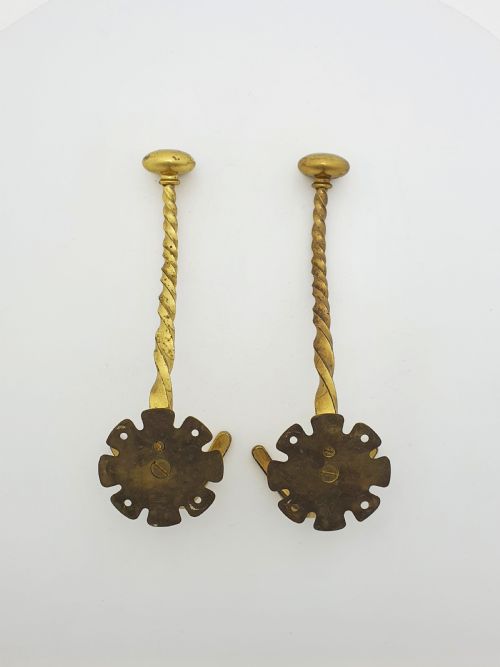 LOVELY PAIR OF ANTIQUE VICTORIAN BRASS COAT HOOKS CIRCA 1880 - ADDITIONAL PHOTO 1