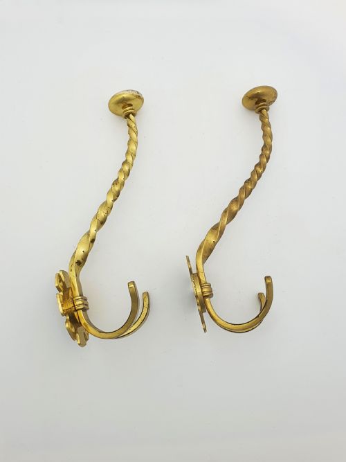 LOVELY PAIR OF ANTIQUE VICTORIAN BRASS COAT HOOKS CIRCA 1880 - ADDITIONAL PHOTO 2