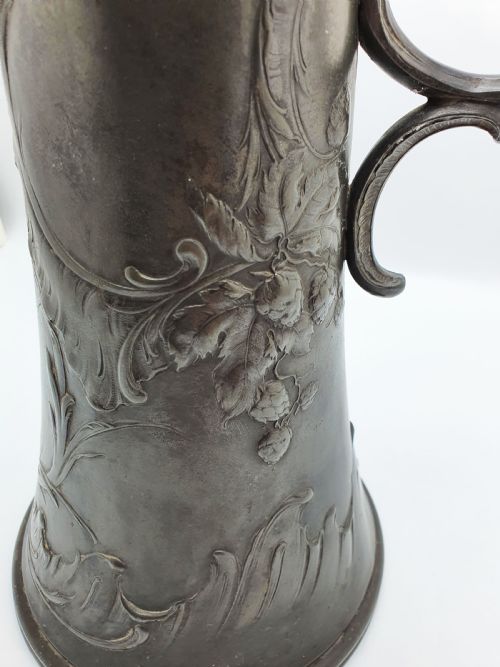 GIANT GERMAN ART NOUVEAU PEWTER BEER FLAGON WITH HOPS DECORATION CIRCA 1900 - ADDITIONAL PHOTO 5