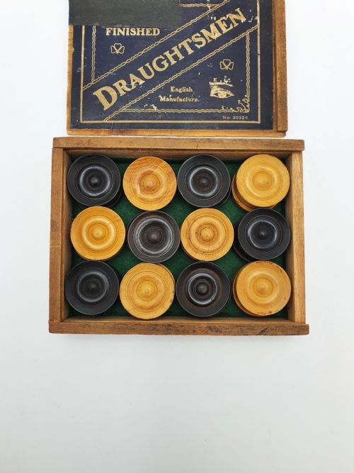 NICE ANTIQUE BOXWOOD EBONY DRAUGHTS SET IN ORIGINAL BOX CIRCA 1920 - ADDITIONAL PHOTO 6