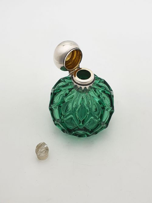 UNUSUAL ANTIQUE VICTORIAN GREEN GLASS STERLING SILVER PERFUME BOTTLE 1893 - ADDITIONAL PHOTO 2