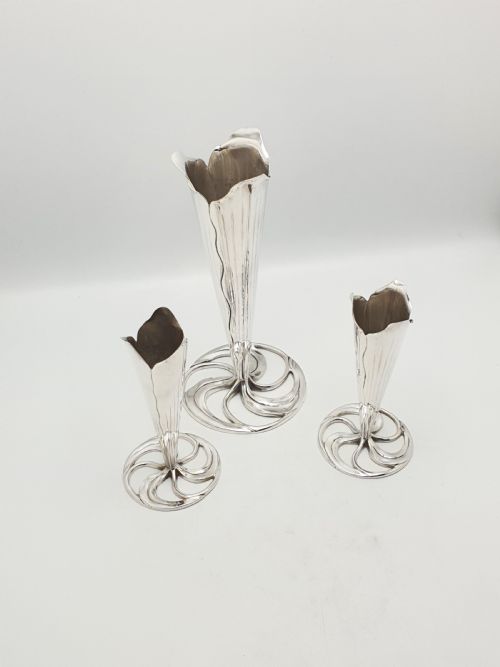 ELEGANT SET OF 3 SILVER PLATED ARTS AND CRAFTS TRUMPET VASES CIRCA 1890 - ADDITIONAL PHOTO 1