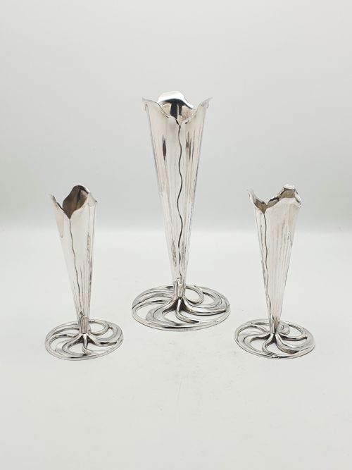 ELEGANT SET OF 3 SILVER PLATED ARTS AND CRAFTS TRUMPET VASES CIRCA 1890 - ADDITIONAL PHOTO 3